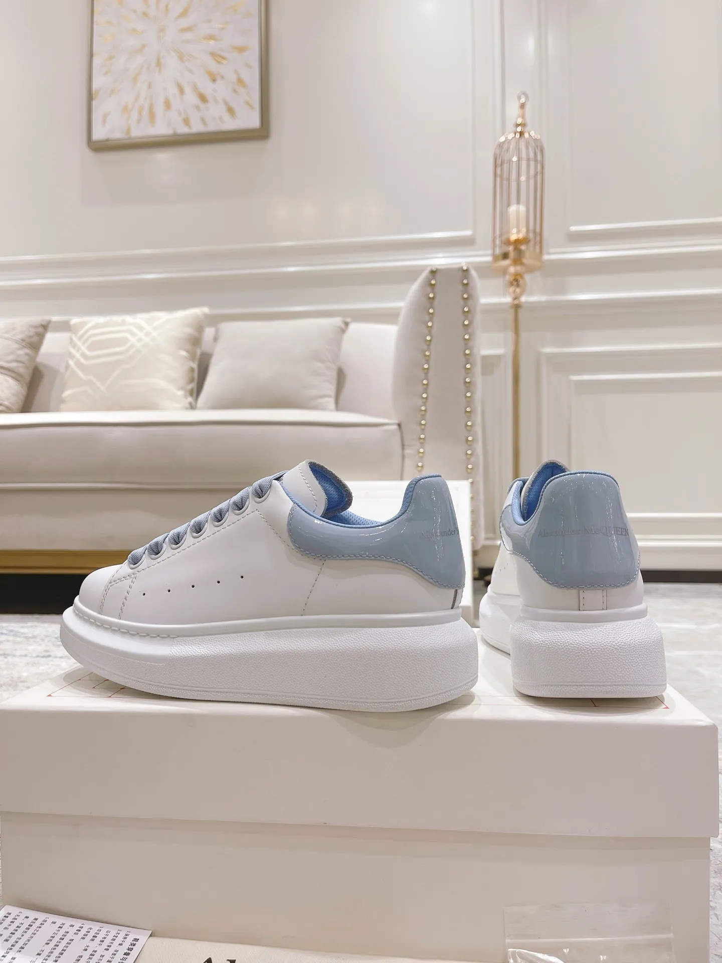 👟👟Ex-factory price 480👟👟 Alexander McQ•ss white shoes, McQueen has been making it for 5 years in a row, the latest upgrade is in sync with the counter...🈶McQueen MCQ has always been exclusive in the molded fabric material, I can't put it down, the correct version, the fit is absolutely wonderful, and the comfort is super. My company is not the first to ship out large quantities of goods, but what I give you is always the nicest goods, and I make the best quality with my heart! 👑McQueen Spring, Summer, Autumn and Winter...✔Classic + Fashionable + Versatile + Atmosphere + Elegant + Tasteful🈵🈵Celebrity first choice, one of the must-haves, many colors to choose from✔✔✔ 1⃣Fabric: Exclusive molded beige imported silk cowhide Upper imported custom anti-fouling. T👟👟Ex-factory price U+👟👟Ex-factory price U anti-yellowing. Super temperament 2⃣Inner lining: Imported A-grade water-dyed sheepskin (the price is the same as cowhide lining) 3⃣Outsole: Counter original molded rubber T👟👟factory price U outsole Thick sole design about 4.5cm Men's and women's abrasive lasts are different 4⃣With original counter publication (original off-white shoe box. Cloth bag. Handbag. Closed Qualification certificate 1:1 mold opening 4-piece set. Comes with a pair of shoelaces 👫Men and women couples size: female 35-40 male 39-44
